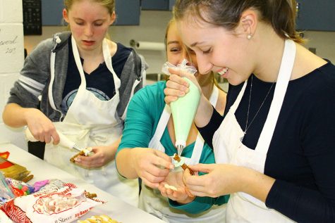 HBHS foods students spread holiday cheer