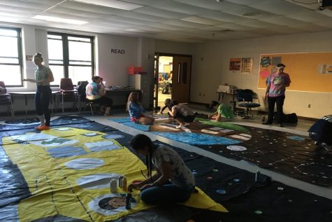The senior class works on their poster.