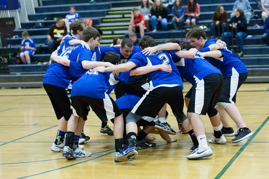 The+volleyball+team+in+a+pregame+huddle.