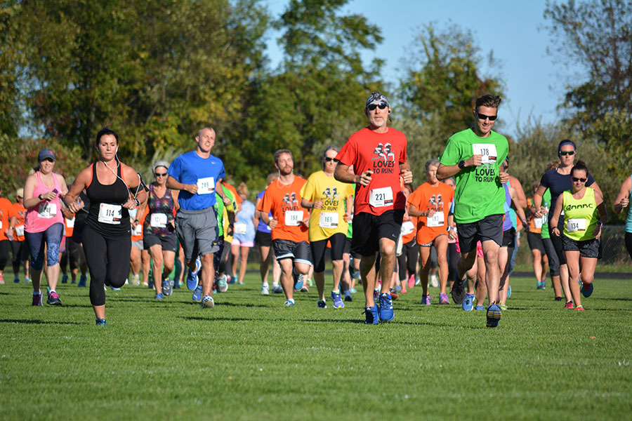 148 runners leave the starting line at the first annual Sau41 2Run5k on Thursday, September 28th. The event benefitted UNICEF for Irma Kids, a charitable organization helping children and families recover from the devastation in Florida. As race winner Wilson Mason said, “the most rewarding part was knowing that we raised over $2000 for charity, so it’s good to come back to a community that wants to give back.”