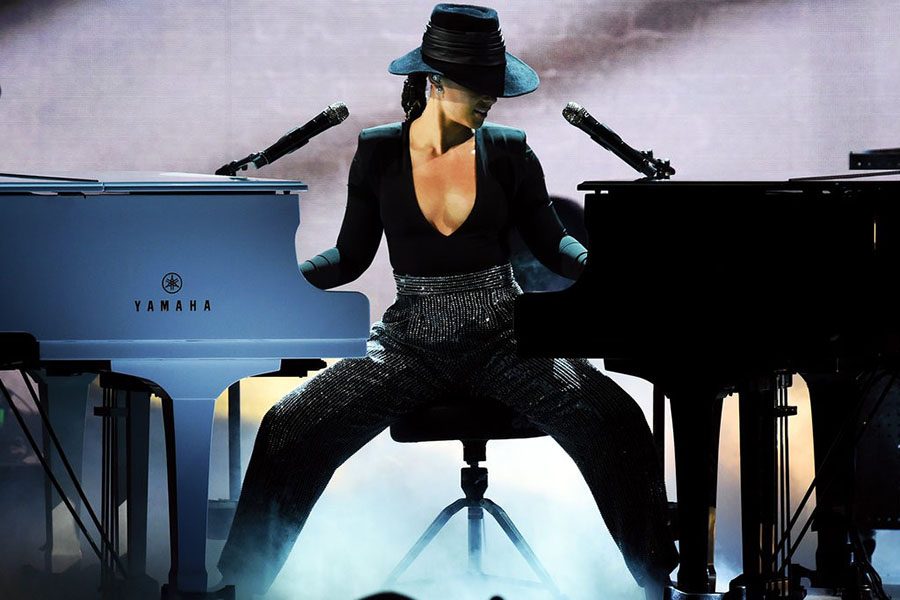 Alicia Keys was said to be the most chill host. According to The New York Times Alicia Keys was, “a soothing, self-assured earth mother prepared to “Kumbaya” the show into a place of solidarity and affection.” She took over the stage with her jaw dropping, 2 piano performance. 