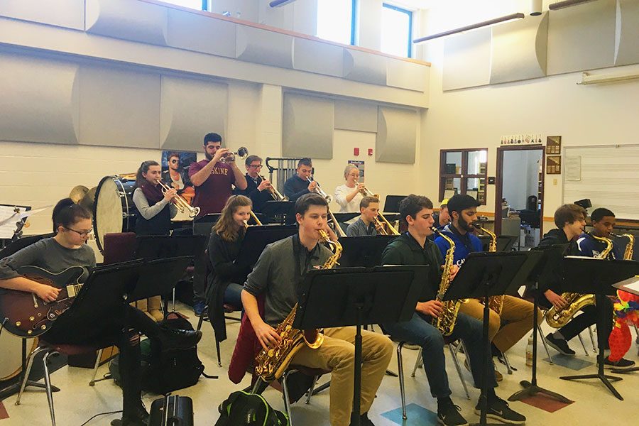 The+Hollis+Brookline+High+School+Honors+Jazz+Band+is+playing+as+a+whole+ensemble.+They+were+one+of+the+11+bands+which+attended+the+NHBDA+Jazz+Clinic.+%E2%80%9CIt%E2%80%99s+very+nice+to+have+probably+some+of+the+best+musicians+in+the+region+help+give+you+a+lesson%2C%E2%80%9D+said+Jack+Sinclair+%E2%80%9819.+%0A%0AFrom+left+to+right%3A%0AFront+row%3A+Cayden+Plummer+%E2%80%9821%2C+Zach+Sommer+%E2%80%9821%2C+Dhruv+Miglani+%E2%80%9819%2C+Anderson+Steckler+%E2%80%9820%2C+Spencer+Murray+%E2%80%9821.%0ASecond+row%3A+Katie+Hinchliffe+%E2%80%9819%2C++Caroline+Pack+%E2%80%9819%2C+Jack+Sinclair+%E2%80%9819%2C+Dan+Aulbach+%E2%80%9821%2C+Lily+Jackson+%E2%80%9820.%0AThird+Row%3A+Amy+Norton+%E2%80%9819%2C+Mike+Moscatelli+%E2%80%9819%2C+Caleb+Clark+%E2%80%9820%2C+Justin+Surette+%E2%80%9821%2C+Julia+Pepin+%E2%80%9819.