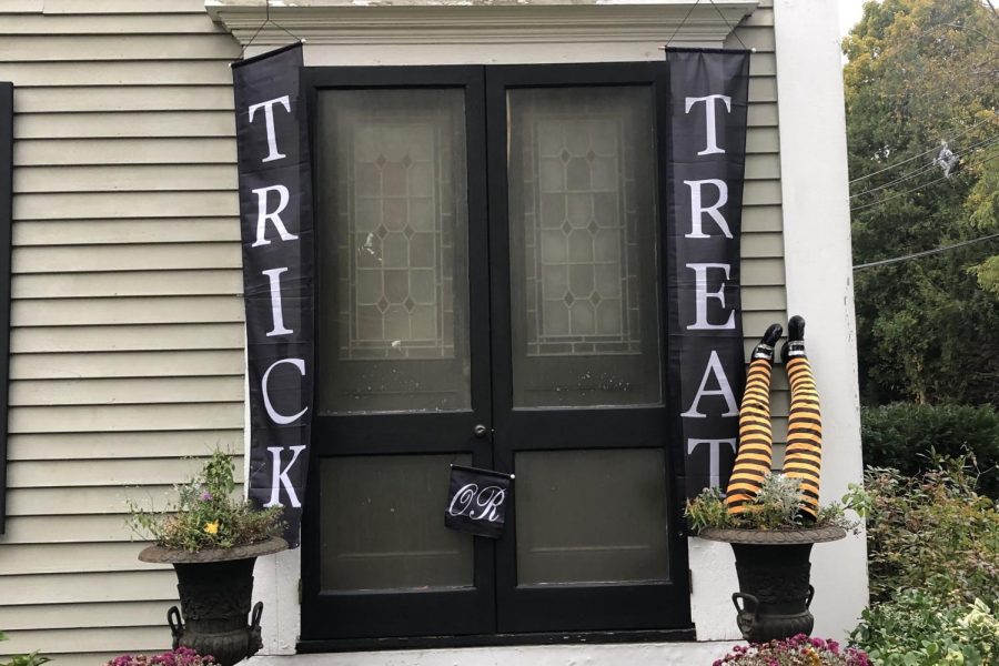 Residents+of+Hollis+and+Brookline+take+time+out+of+their+day+to+put+up+some+grand+decorations+to+encourage+the+Halloween+spirit.+Unfortunately%2C+some+pesky+high+schoolers+have+torn+down+some+of+these+decorations+over+the+years%2C+leaving+those+who+took+the+time+to+put+them+up+very+discouraged.+%E2%80%9CYou+get+the+kids+that+throw+eggs+at+the+houses%2C+throw+eggs+at+cars.+You+have+kids+take+%5Bdecorations%5D+from+people%E2%80%99s+yards+and+put+it+in+the+middle+of+the+road%2C%E2%80%9D+said+Officer+Bob+Pelletier.