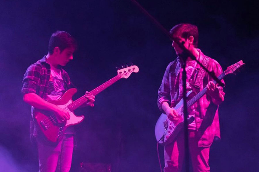 Guitar Night fueled for some huge performances by brothers Sean and Alex Tisa ‘21. The twins rocked the audience with all of their sets, combining for seven songs on the night. “Once we got on stage, it all turned out great,” said guitarist Sean Tisa ‘21.