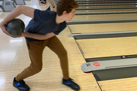 Varsity Bowler Tim Leclerc ‘21 winds up his shot at the last practice before the championship. The scores players achieve during practice help determine their standings on the team, with only the top eight bowlers qualifying for varsity. “I’d say as a team, we do really well under pressure,” said Leclerc.
