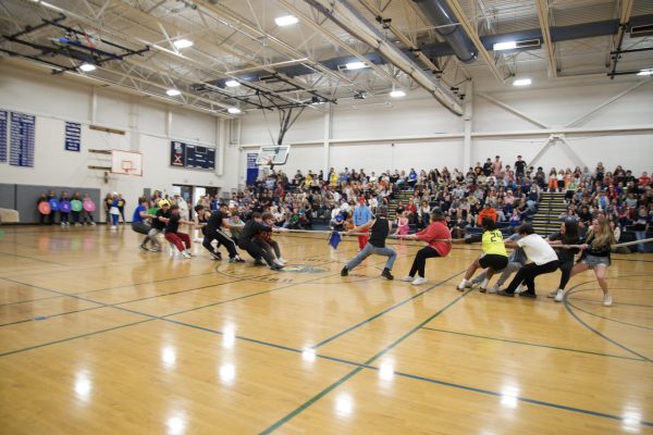 The freshmen and junior classes face an intense standstill in a tug-of-war competition. On October 27, after an action-packed spirit week, Hollis Brookline High School held the annual school-wide Halloween Assembly featuring lots of activities like tug-of-war.  “The Halloween Assembly really brings people together for the Halloween season,” said Charlotte Petrella ‘25.