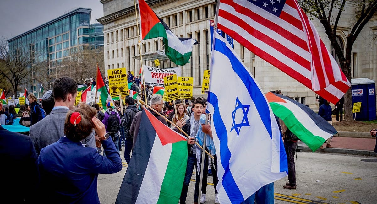 Israelis+and+Palestinians+in+front+of+the+White+House+each+protesting+for+what+they+believe+is+right.+There+are+many+various+people+from+other+countries+that+stand+with+either+side.